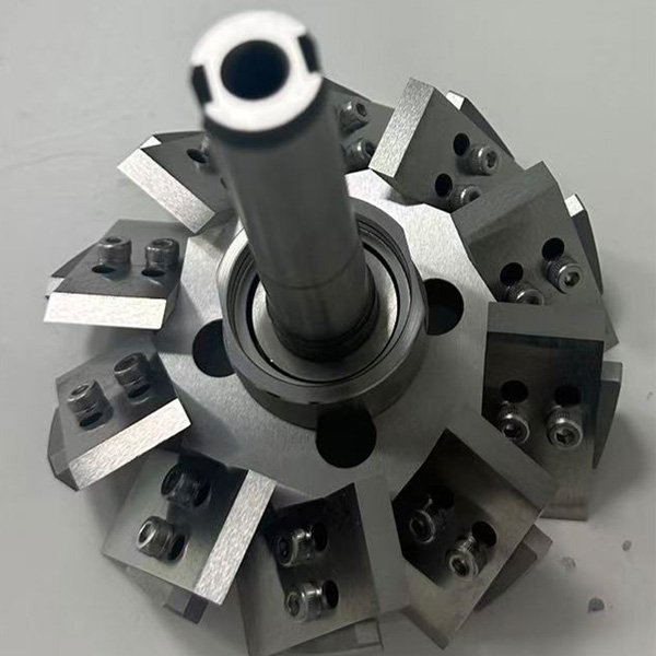 Precision pelletizing blade holder