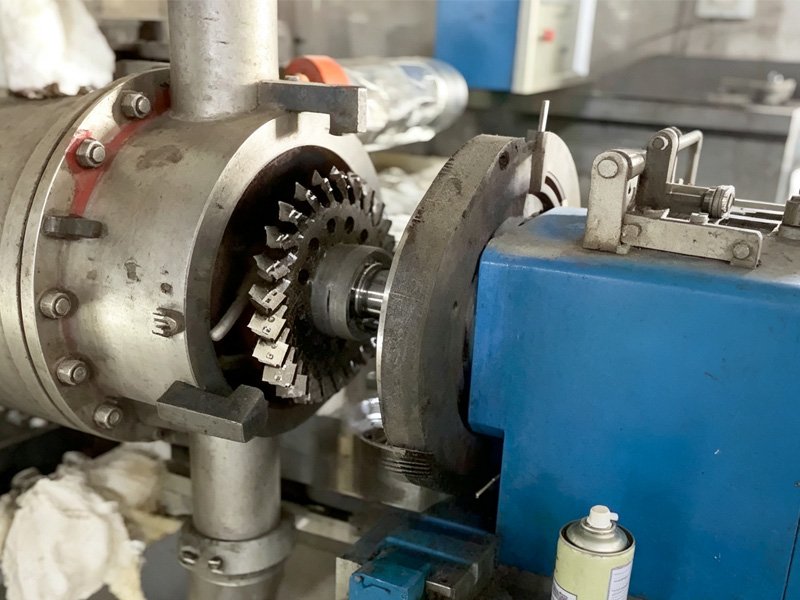 Underwater pelletizing machine and blade installation